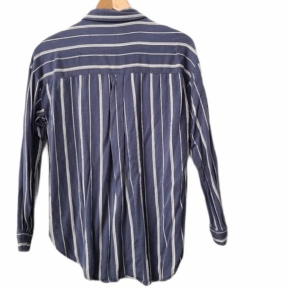 🌹2/$15 Forever 21 Pinstripe Blue White Button Dow - Picture 2 of 3